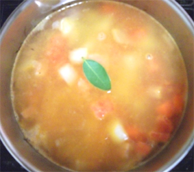 コンソメスープを加えて野菜が柔らかくなるまで煮る